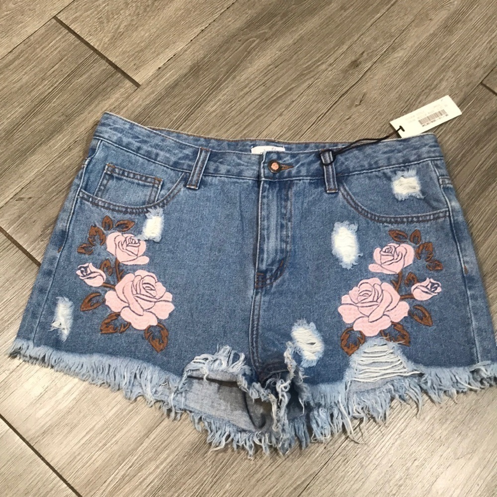 Ontwelfth Floral Embroidered Light-wash Distressed NWT Denim‎ Shorts size 30